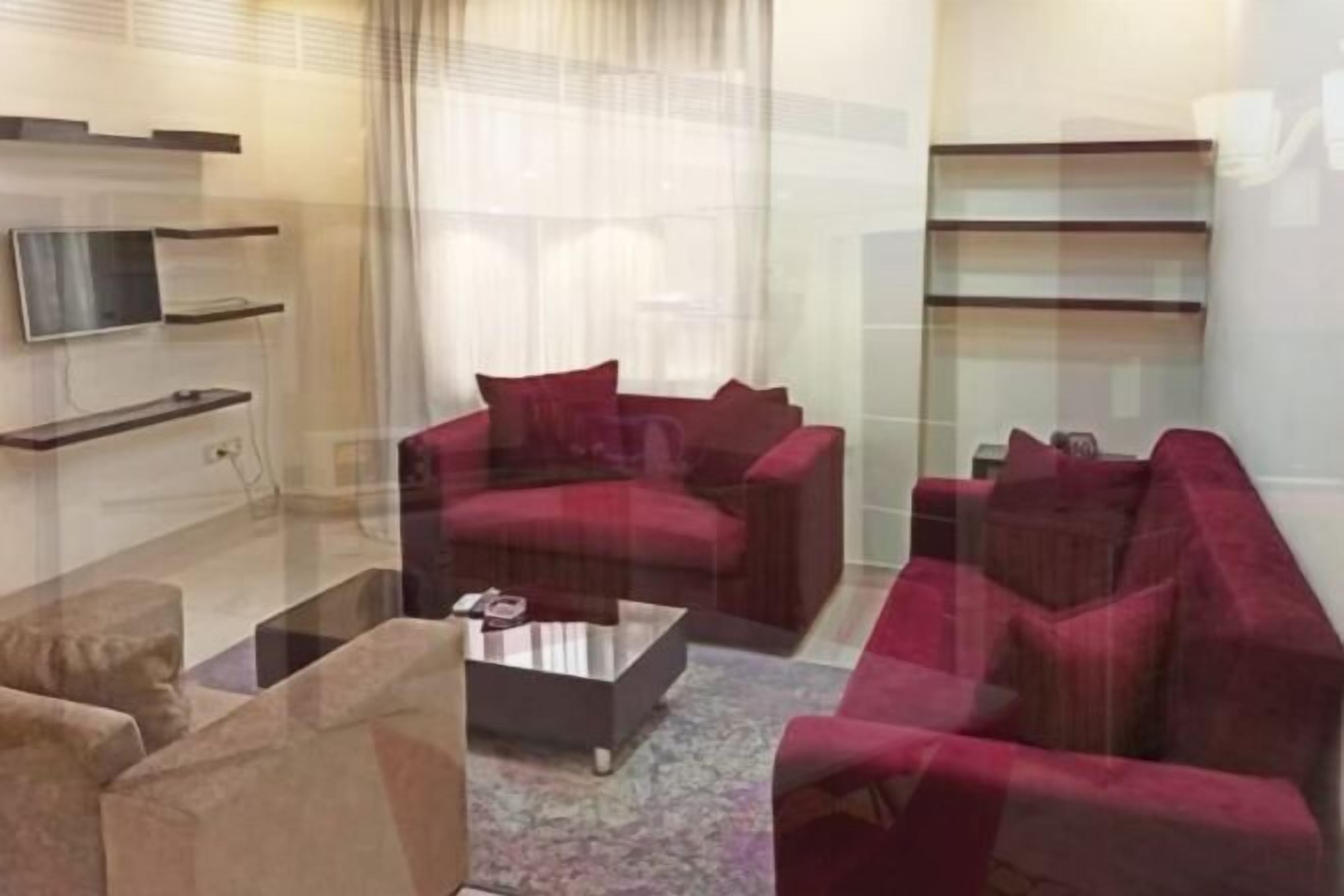 起居区 | 32-英寸智能电视（配备有线频道）、电视、电脑