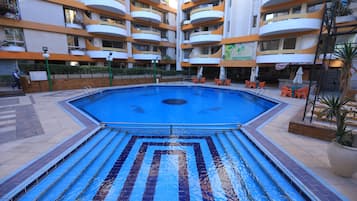 Alberca al aire libre, acceso de 10:00 a 18:00, y camastros