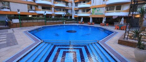 Piscina all'aperto, con ingresso dalle 10:00 alle 18:00, lettini