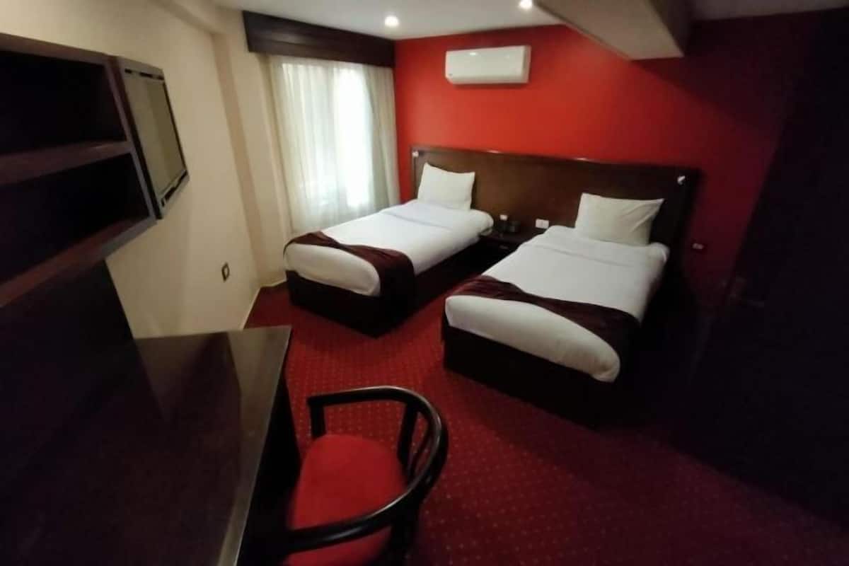 2 chambres, coffres-forts dans les chambres, draps fournis
