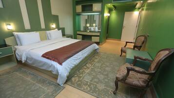 Three Bed Room | Caja de seguridad en la habitación y ropa de cama