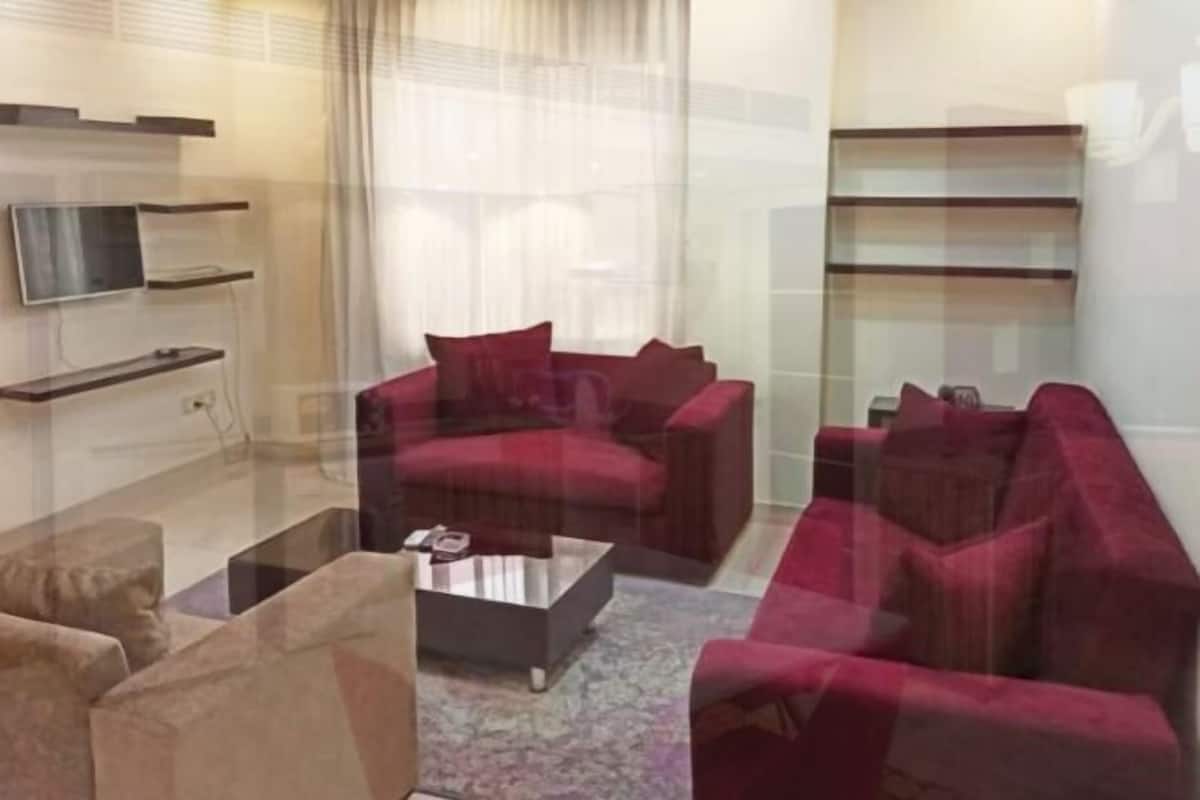 Living area | 32-inch Smart TV with cable channels, TV, computer