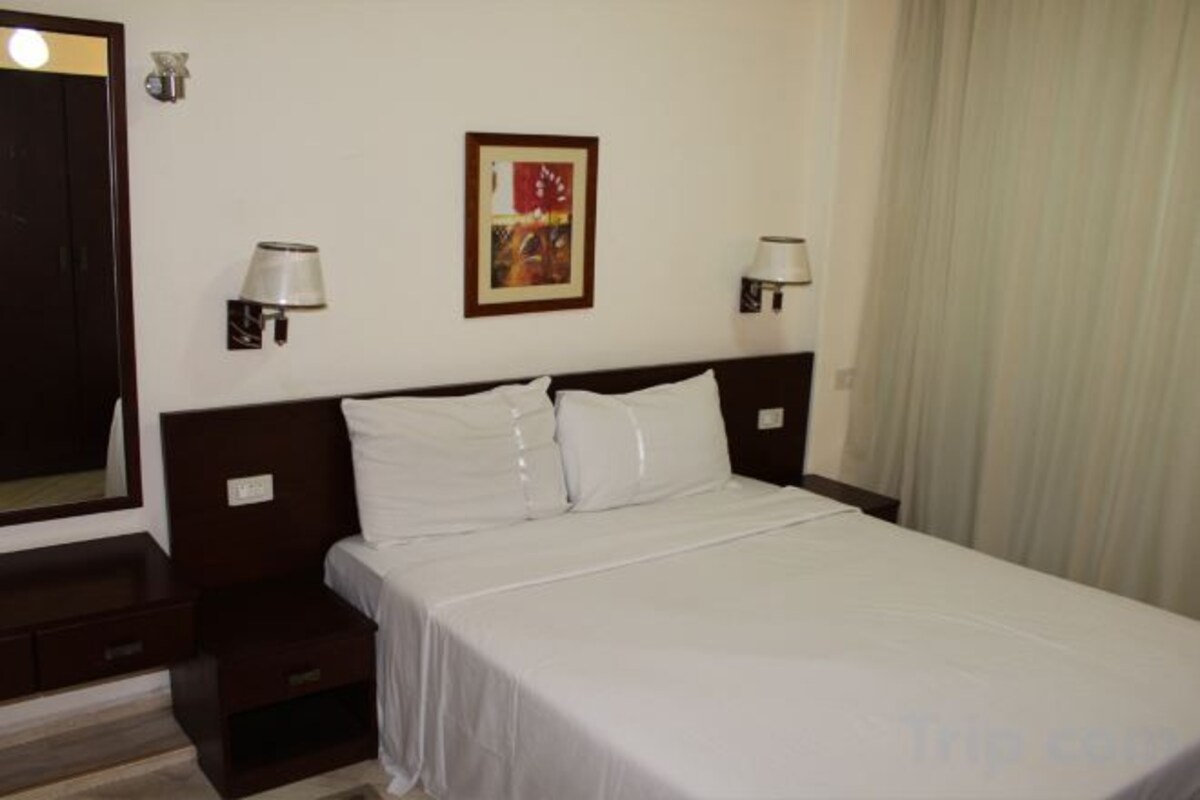 In-room safe, bed sheets
