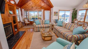 TV, fireplace - Oceanside, Close to beach, Private Pool, Hot Tub, GF1, Ternabout (Duck)