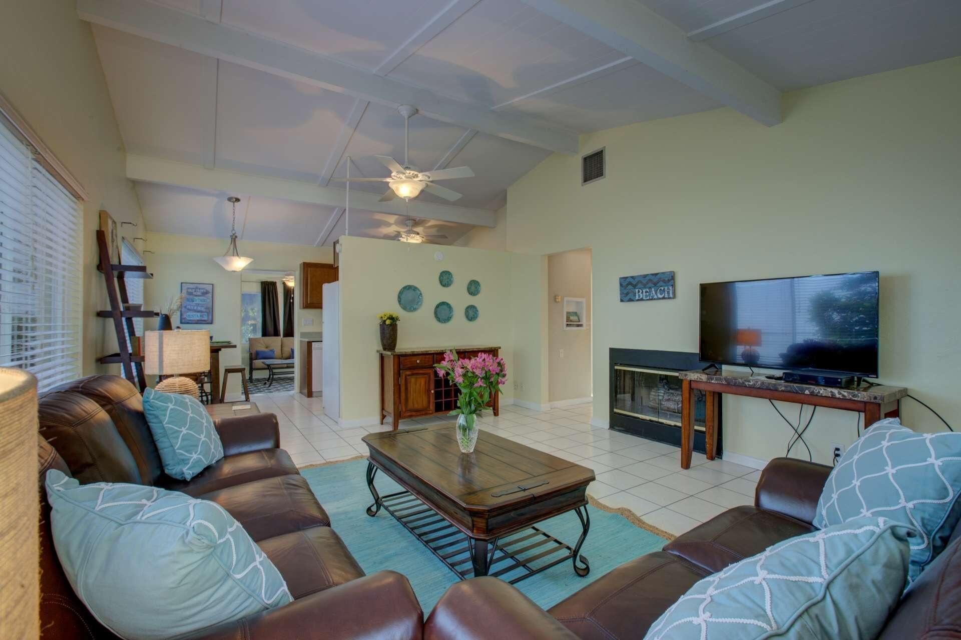 Nhà, nhiều giường (Peacock Bungalow - left) | Phòng khách | Đồ chơi 