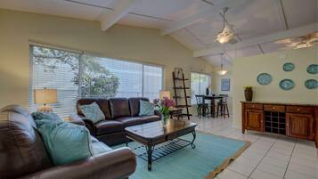 Nhà, nhiều giường (Peacock Bungalow - left) | Phòng khách | Đồ chơi