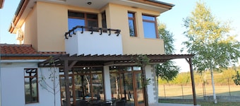 Villa 'Deuce', con piscina, spa, tenis, gimnasio, campo de prácticas y hermosas vistas