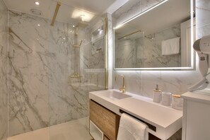 Douche, séchoir à cheveux, serviettes fournies, savon