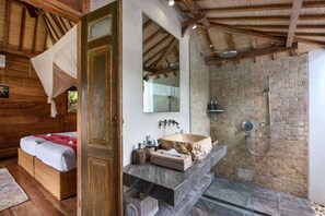 Regendusche, Haartrockner, Bademäntel, Handtücher
