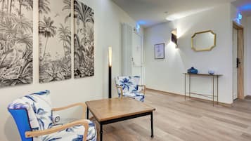 Habitación Deluxe | Área de sala de estar | Televisión de pantalla plana de 100 cm con canales vía satélite