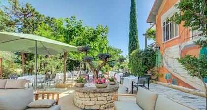Logis Hotel Le Blason de Provence
