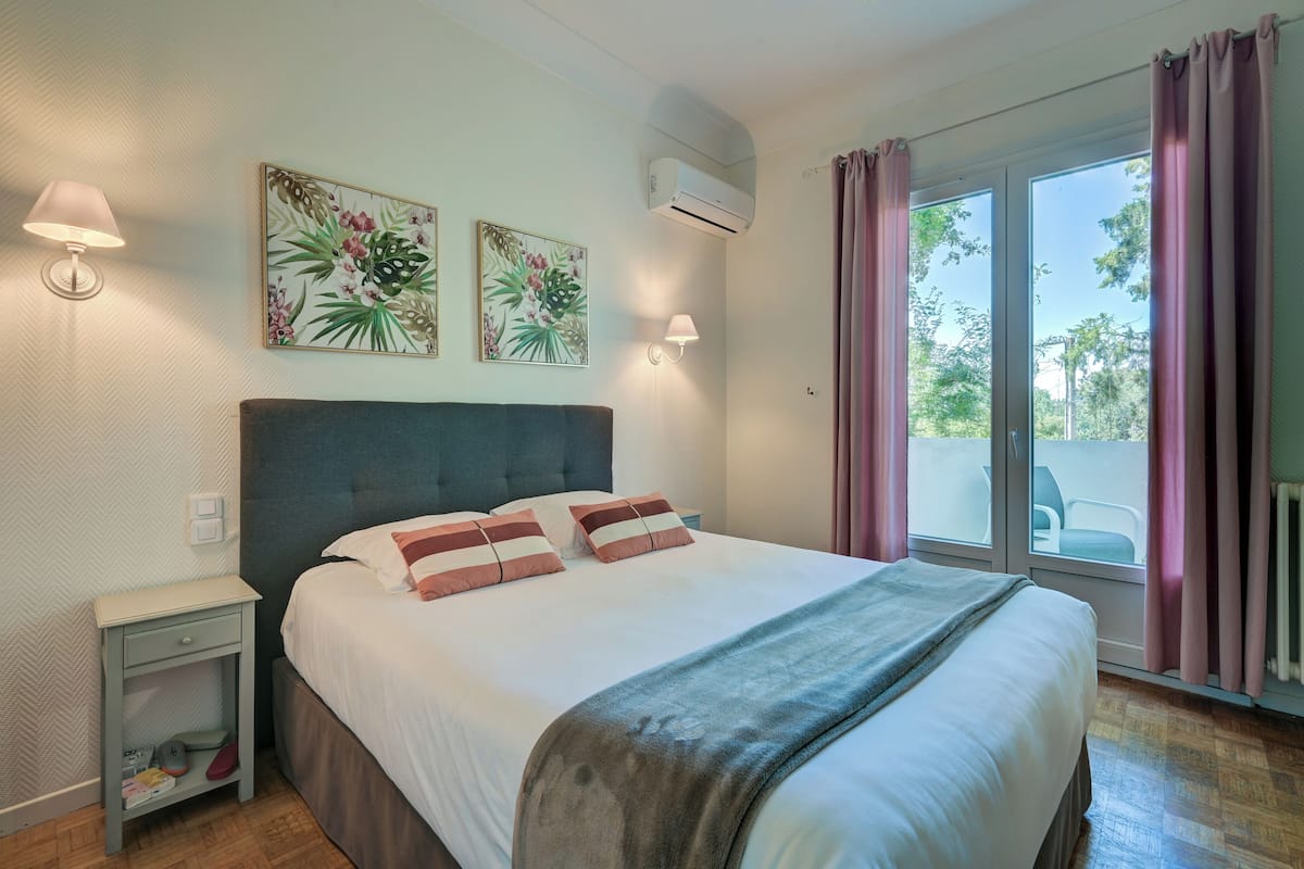 Luxe beddengoed, een kluis op de kamer, individueel gedecoreerd
