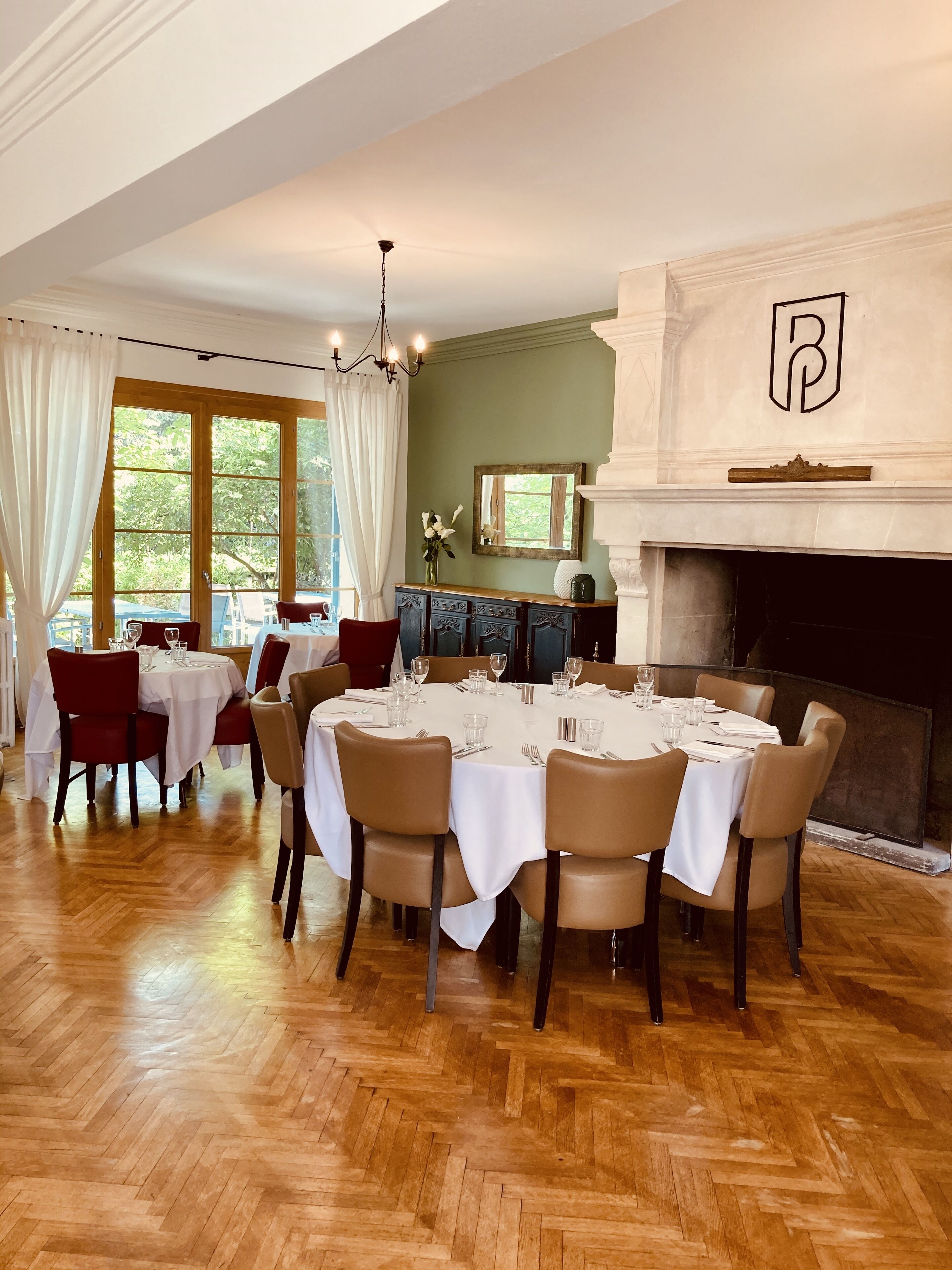 Serveert lunch en diner, regionale gerechten