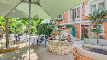 Déjeuner et dîner servis sur place