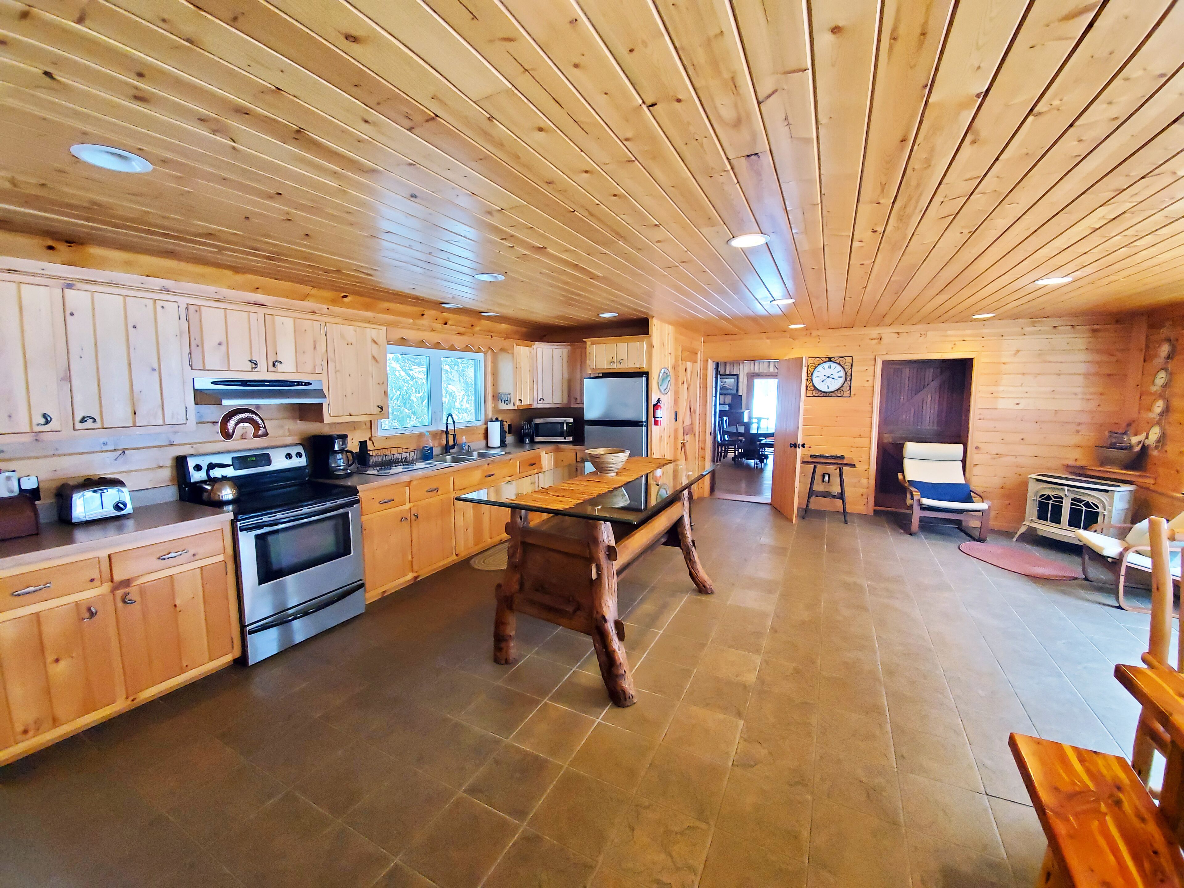 Kylskåp, mikrovågsugn, ugn och spish äll