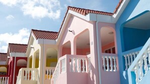 Una hilera de casas coloridas con techos de tejas rojas y balcones.