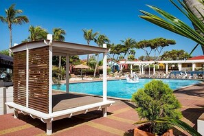 Chambre double, 1 grand lit | Aire de séjour | Téléviseur