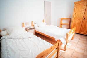 2 bedrooms, iron/ironing board, free WiFi