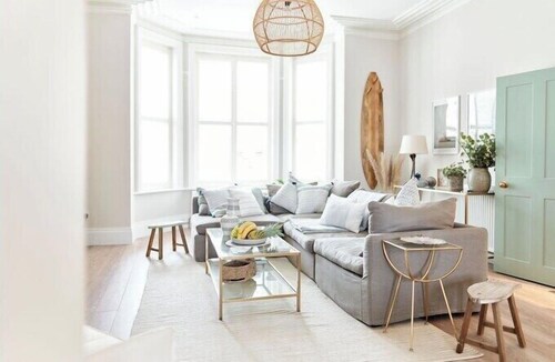 The Beach House (Sleeps 20 & 4 mins to the beach)