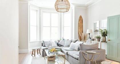 The Beach House (Sleeps 20 & 4 mins to the beach)