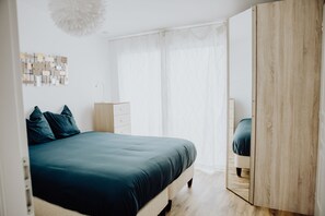 1 chambre, fer et planche à repasser, lit de bébé portatif