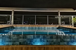 Utomhuspool och solstolar