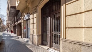 Un bâtiment doté d’une grande entrée en arc de cercle, d’une enseigne indiquant « Bytemedic » et d’un trottoir carrelé.