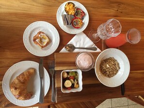 Desayuno completo diario (ZAR 120 por persona)
