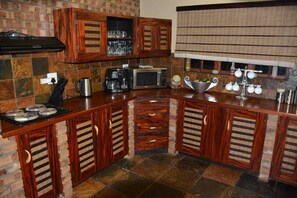 Chalé standard, 3 quartos | Cozinha privada | Micro-ondas, fogão, cooktop, lava-louças