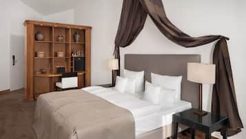 Un dormitorio con cama, mesitas de noche, armario y dosel.