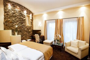 Tower Room (Castle) | Minibar, in-room safe, individually decorated, individually furnished - Burg & Gästehaus by Schwarzenstein (Geisenheim)