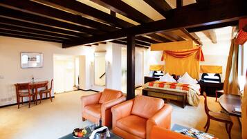 Turmsuite (Burg) | 1 Schlafzimmer, Minibar, Zimmersafe, individuell dekoriert