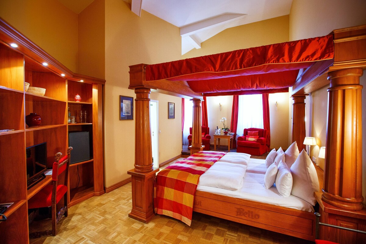 Minibar, coffres-forts dans les chambres, bureau, rideaux occultants