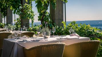 2 restaurants, breakfast, lunch, dinner served; German cuisine