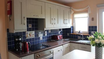 Cottage | Private kitchen | Dishwasher, cookware/dishes/utensils