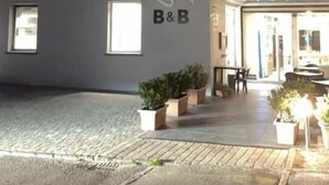 A building with a sign that reads "Bar & Restaurant Bertani." - B&B Bertani (Modena)