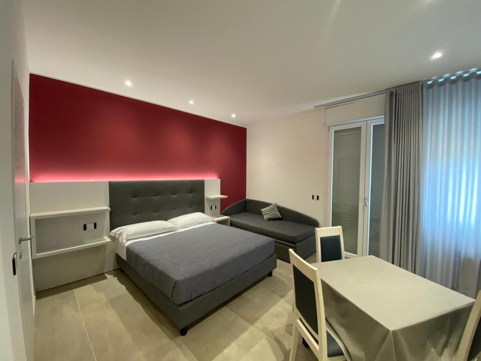 Een kluis op de kamer, een bureau, verduisterende gordijnen