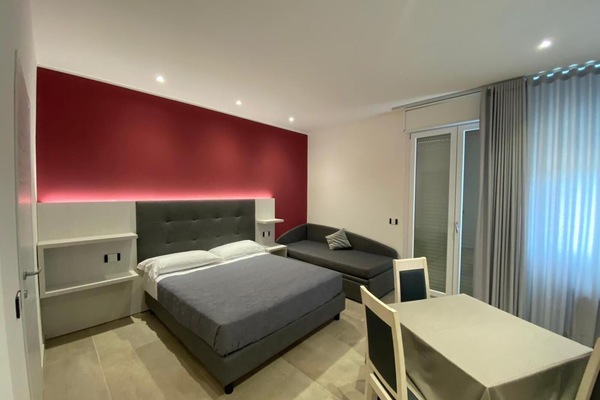 Een kluis op de kamer, een bureau, verduisterende gordijnen