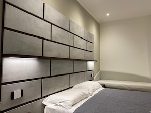 1 dormitori, caixa forta a l'habitació, escriptori i cortines opaques