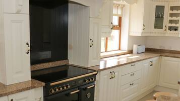 Cottage | Private kitchen | Dishwasher, cookware/dishes/utensils