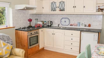 Cottage | Private kitchen | Cookware/dishes/utensils