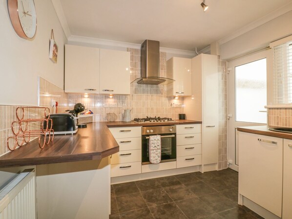 Cottage | Private kitchen | Dishwasher, cookware/dishes/utensils
