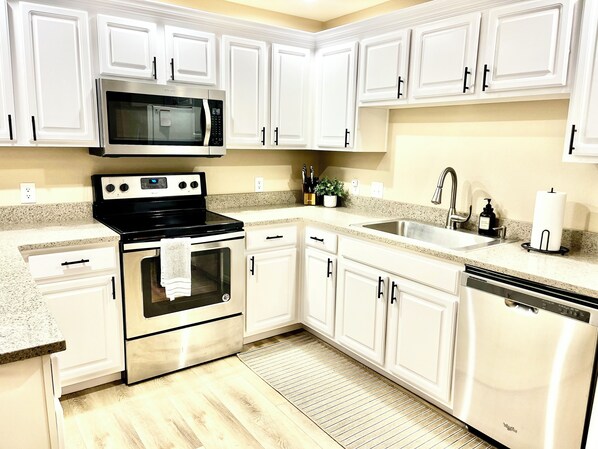 Fridge, microwave, oven, dishwasher - Beautiful 2BR+Den Condo N. Scottsdale (Scottsdale)