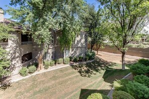 Property grounds - Beautiful 2BR+Den Condo N. Scottsdale (Scottsdale)