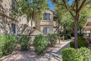 Exterior - Beautiful 2BR+Den Condo N. Scottsdale (Scottsdale)