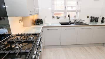 Cottage | Private kitchen | Dishwasher, cookware/dishes/utensils