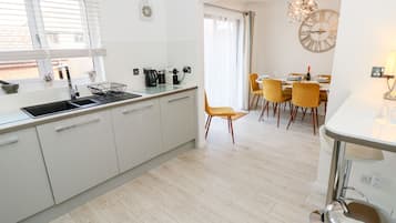 Cottage | Private kitchen | Dishwasher, cookware/dishes/utensils