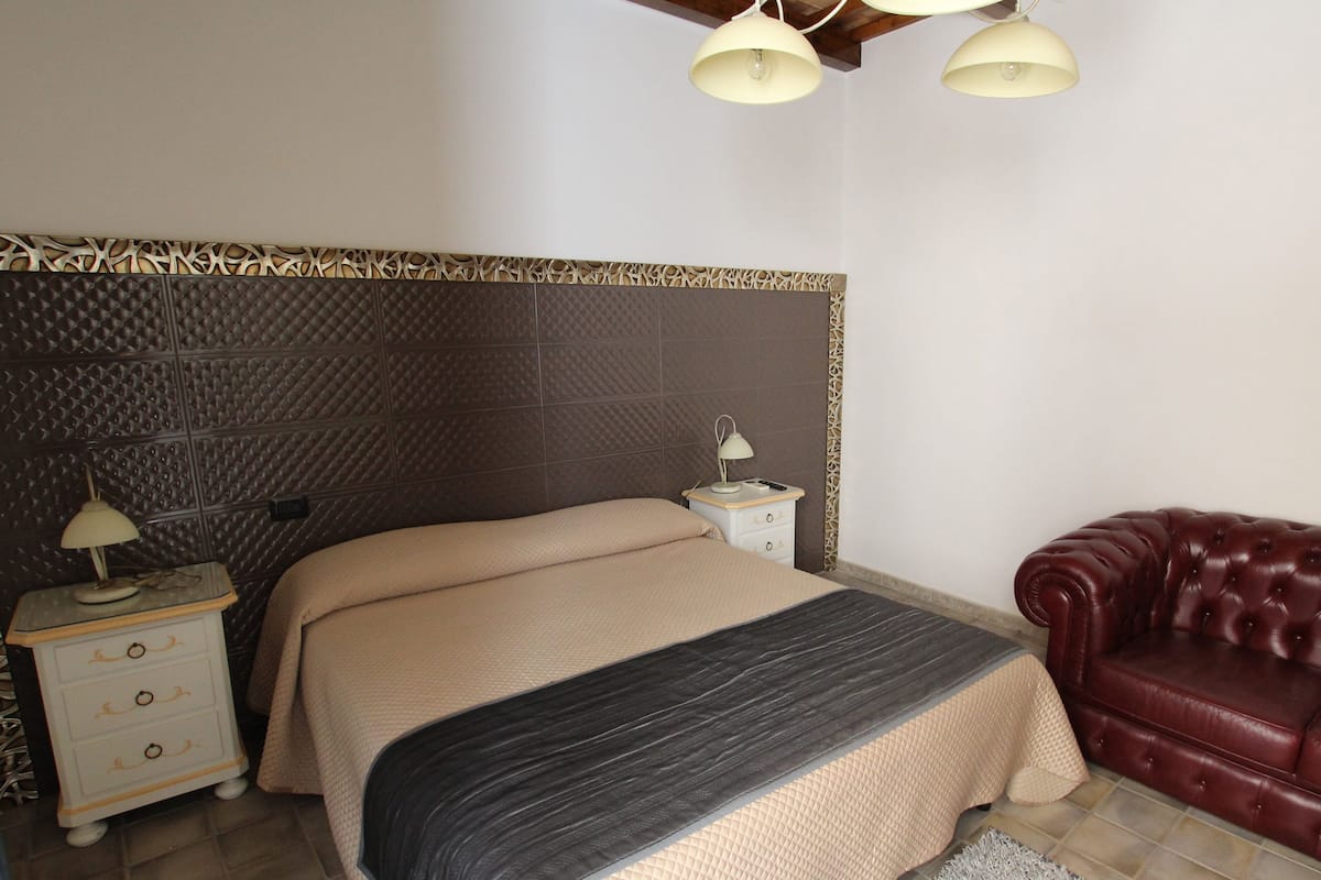 Family Room | Hypo-allergenic bedding, pillowtop beds, in-room safe, desk