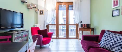 아파트, 침실 1개, 발코니 | 거실 공간 | TV