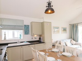 Cottage | Dining